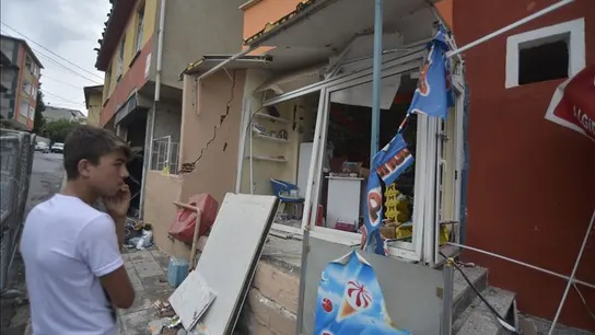 Daños ocasionados tras la explosión de una bomba en una comisaría de policía en Estambul Daños ocasionados tras la explosión de una bomba en una comisaría de policía en Estambul