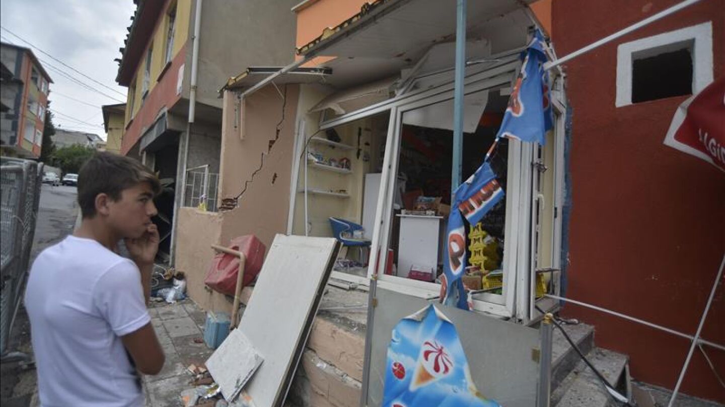 Da&ntilde;os ocasionados tras la explosi&oacute;n de una bomba en una comisar&iacute;a de polic&iacute;a en Estambul