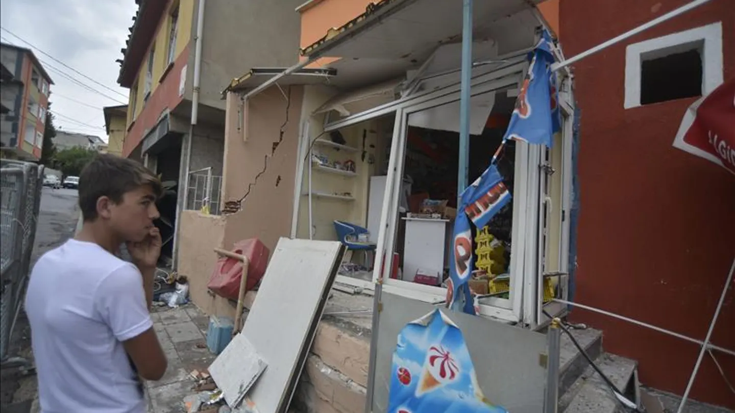 Daños ocasionados tras la explosión de una bomba en una comisaría de policía en Estambul Daños ocasionados tras la explosión de una bomba en una comisaría de policía en Estambul