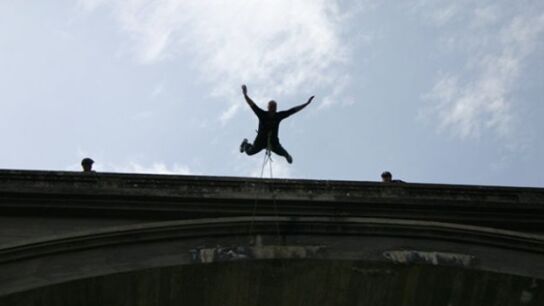Una persona haciendo 'puenting'