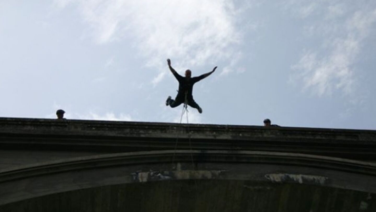 Una persona haciendo 'puenting'