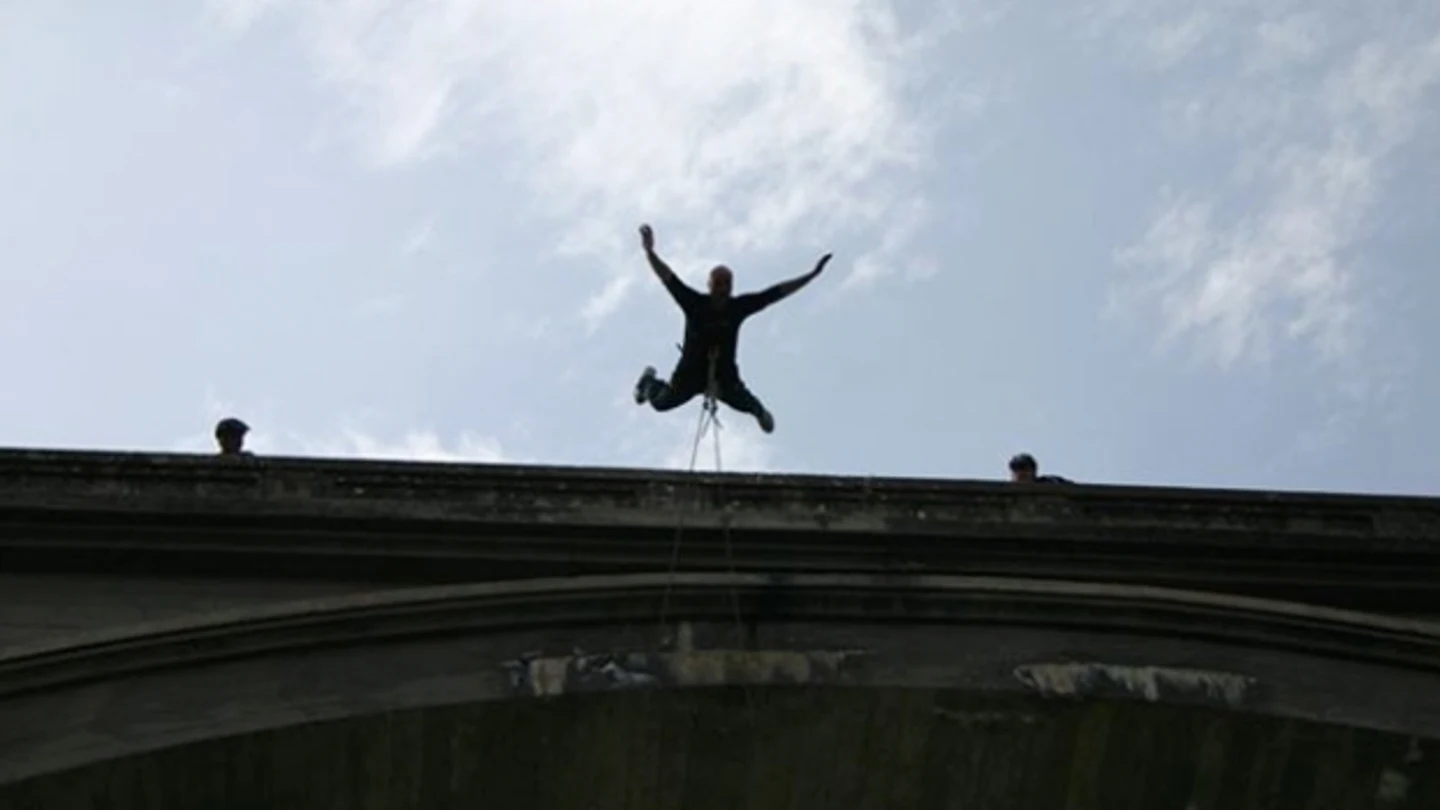 Una persona haciendo 'puenting' Una persona haciendo 'puenting'