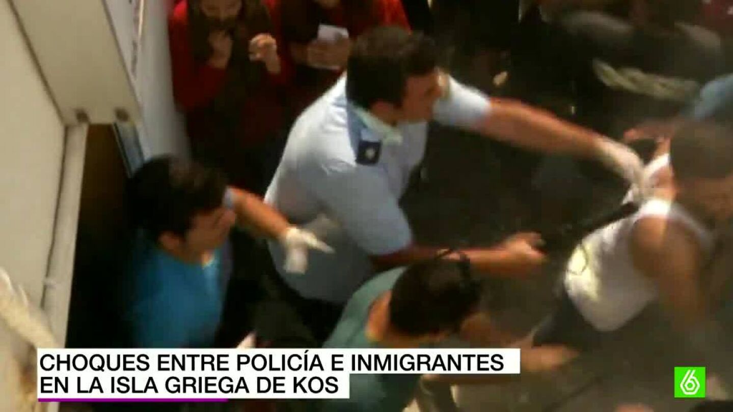 Disturbios entre Polic&iacute;as e inmigrantes en la isla griega de Kos