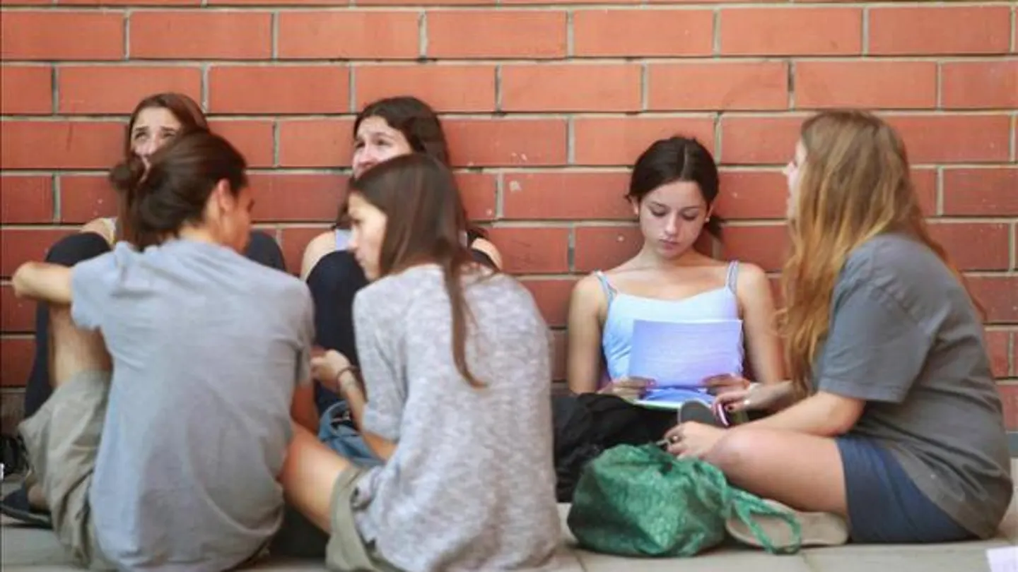 Grupo de jóvenes sentados Grupo de jóvenes sentados