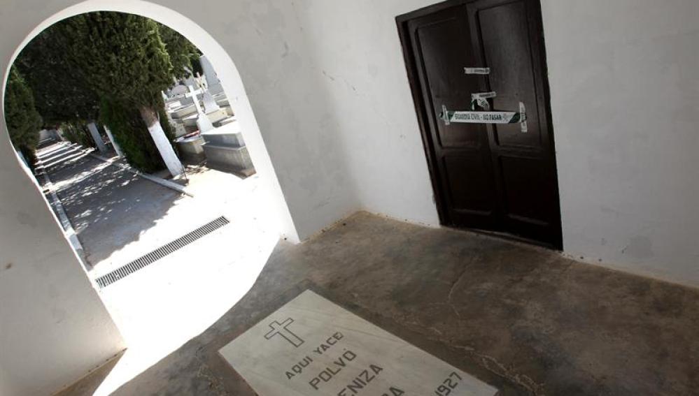 Puerta precintada de la capilla del cementerio de La Villa de Don Fadrique