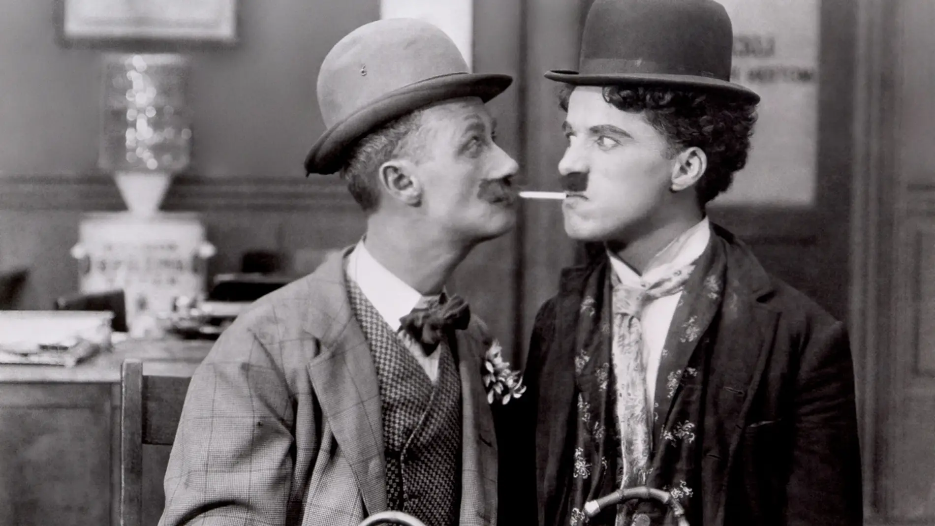 Charles Chaplin tenía preferencia por usar su mano izquierda