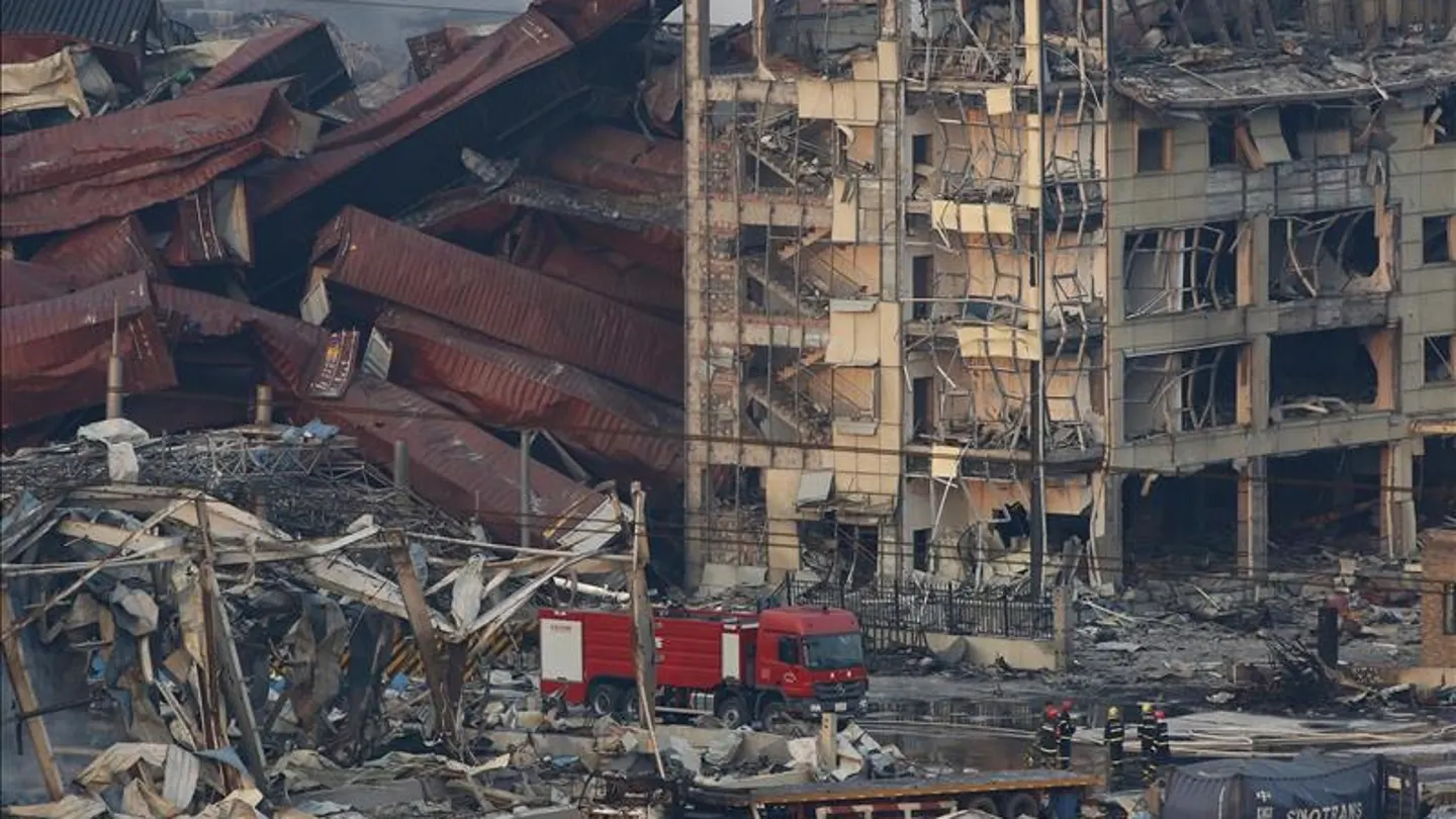 Cientos de vehículos quemados y varios edificios destruídos en una serie de explosiones en China Cientos de vehículos quemados y varios edificios destruídos en una serie de explosiones en China