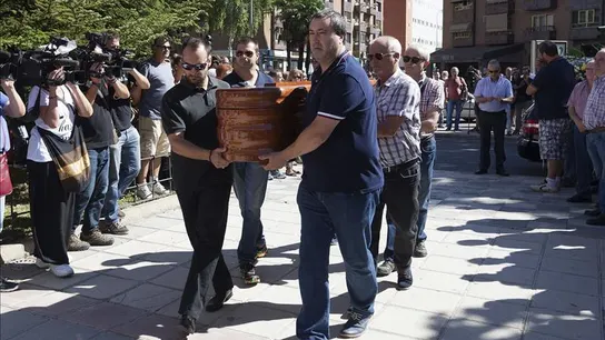 El féretro con los restos mortales de Laura del Hoyo El féretro con los restos mortales de Laura del Hoyo