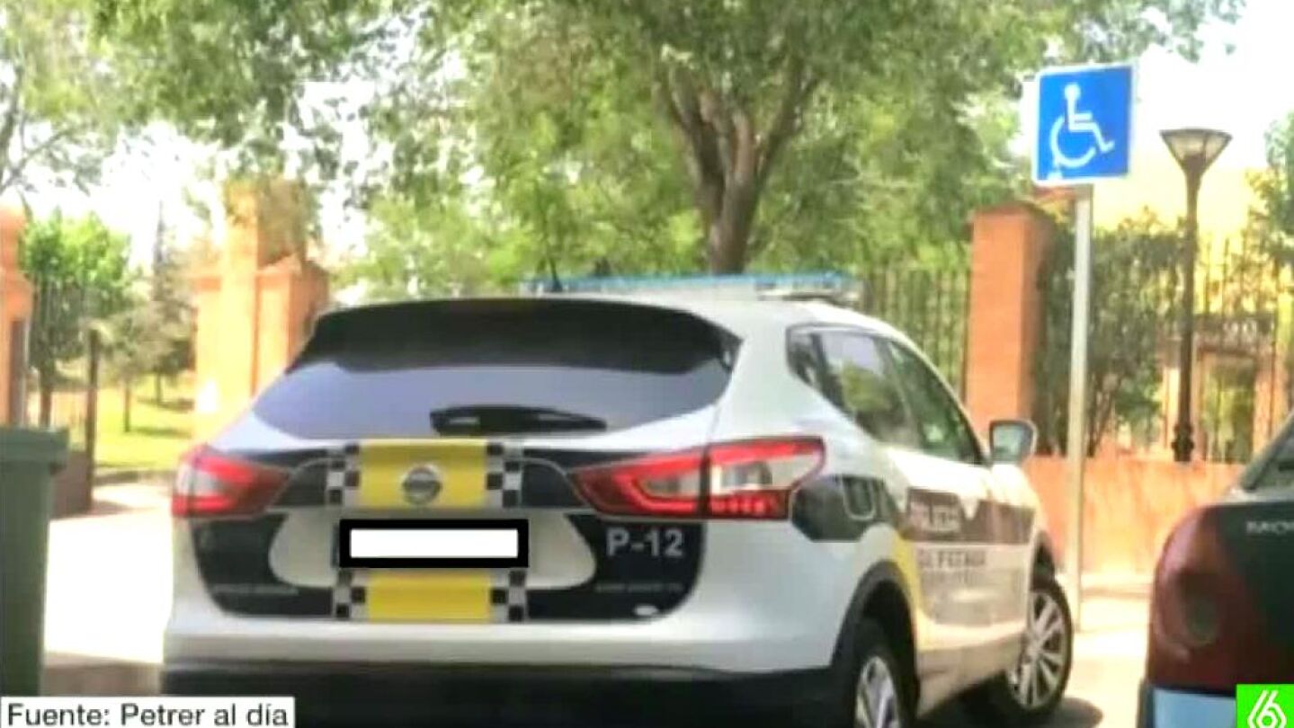 Multada con 800 euros por colgar una foto de un coche de Polic&iacute;a mal aparcado