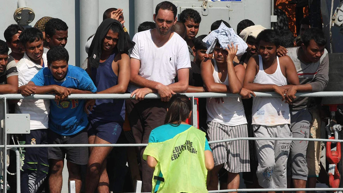 Vista de algunos rescatados en un naufragio en las costas libias