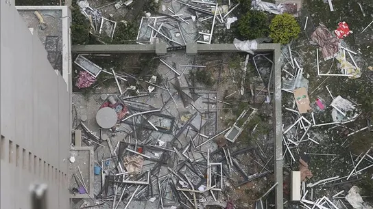 Vista de un edificio residencial afectado por la deflagración en la localidad de Tianjin Vista de un edificio residencial afectado por la deflagración en la localidad de Tianjin