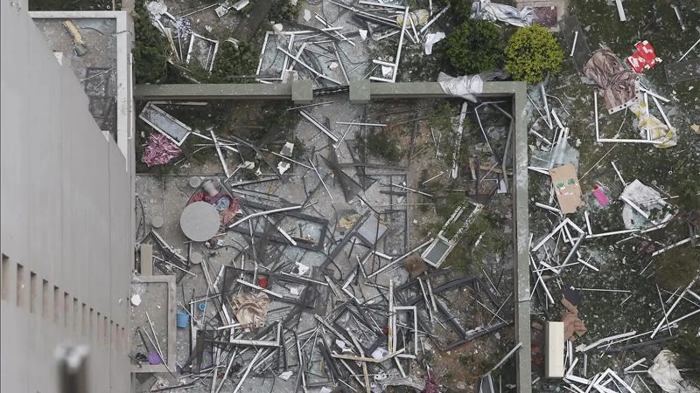 Vista de un edificio residencial afectado por la deflagración en la localidad de Tianjin Vista de un edificio residencial afectado por la deflagración en la localidad de Tianjin