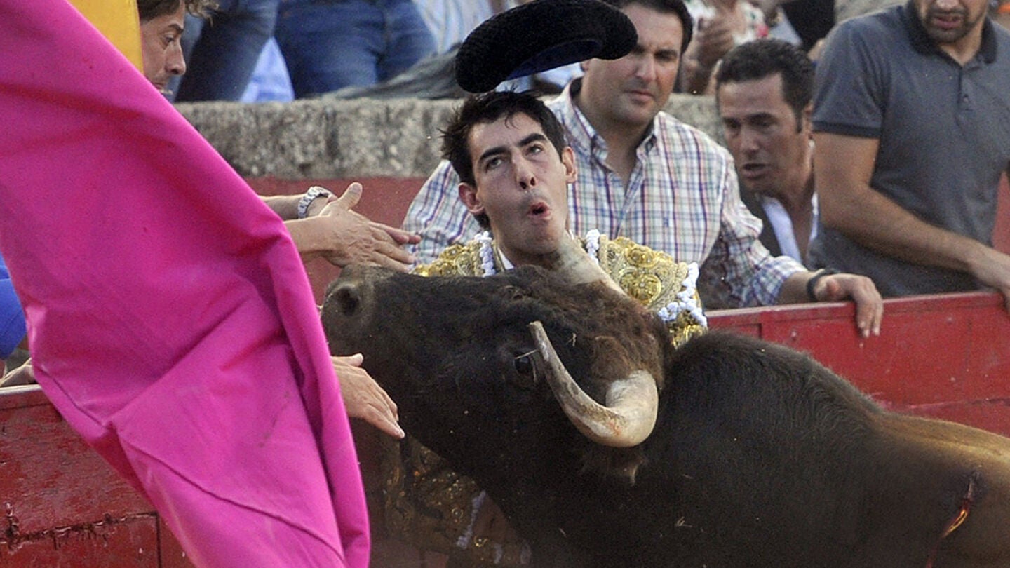 Jim&eacute;nez Fortes recibe una espeluznante cornada en el cuello