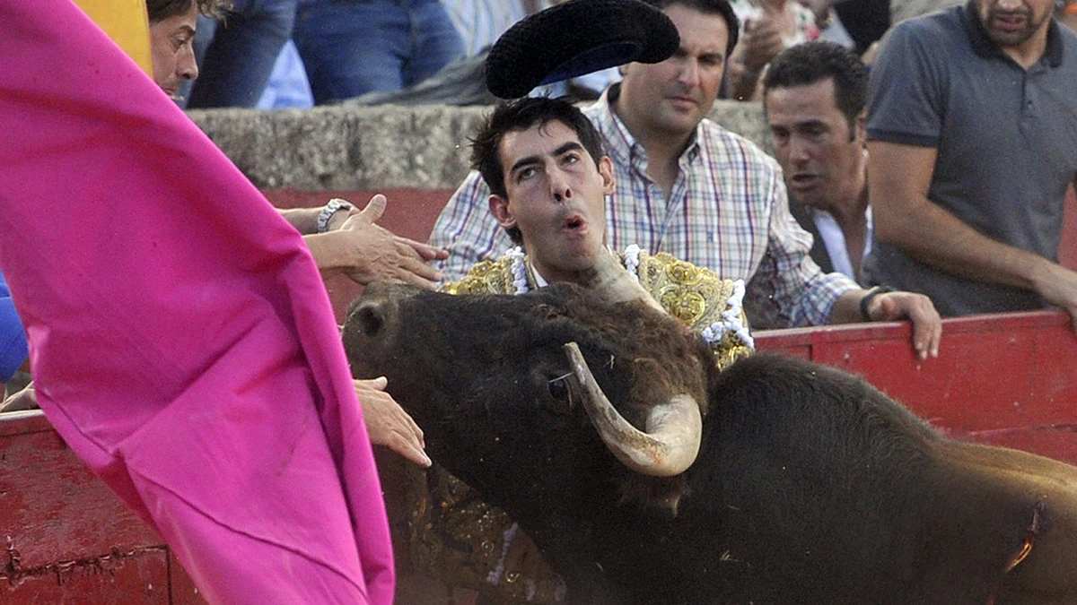 Jiménez Fortes recibe una espeluznante cornada en el cuello