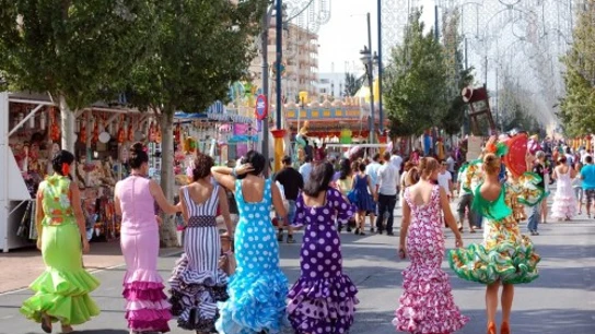 Chicas vestidas de sevillana en la feria Chicas vestidas de sevillana en la feria