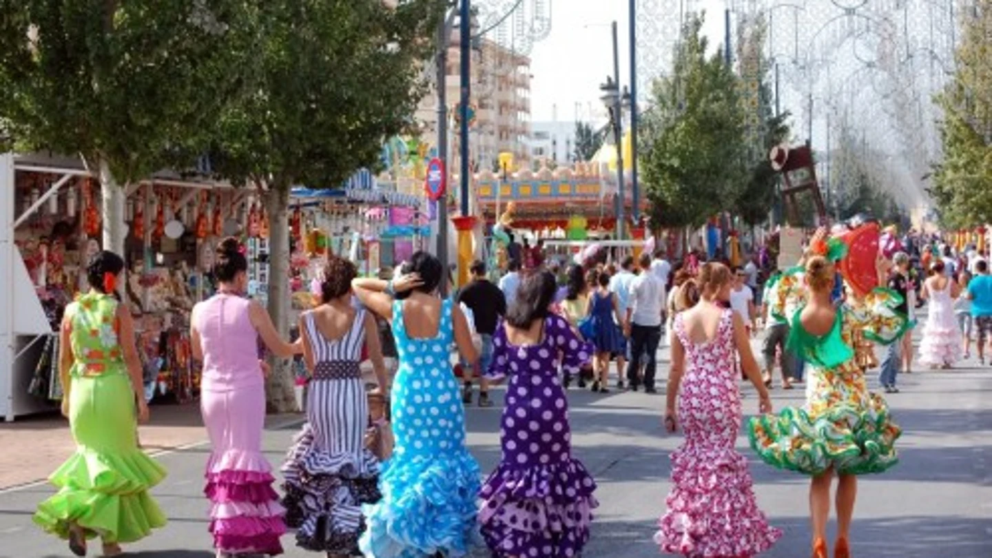 Chicas vestidas de sevillana en la feria Chicas vestidas de sevillana en la feria