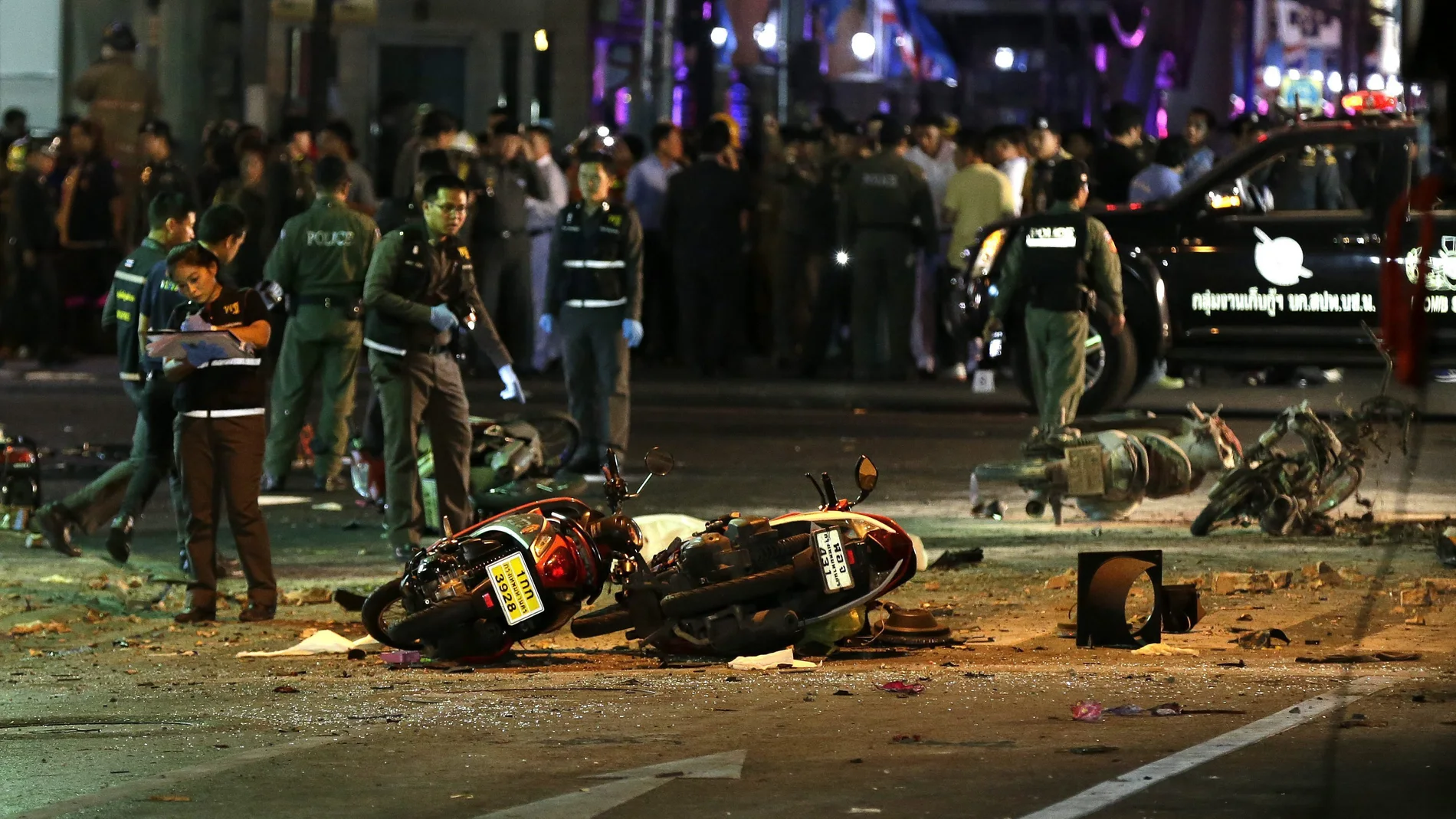 Agentes de la policía tailandesa en el lugar de la explosión