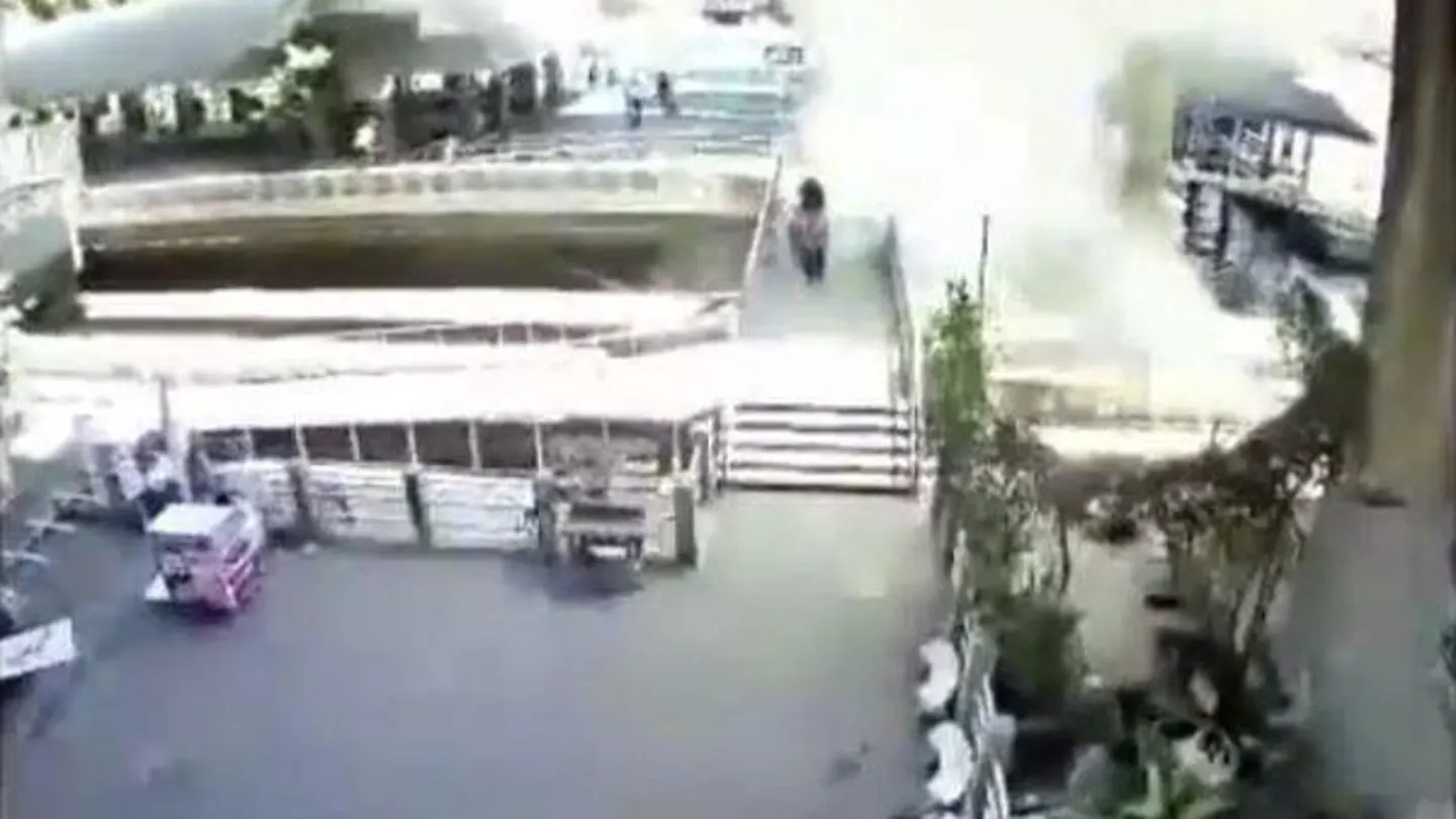 Momento en el que explota la bomba en el canal de agua Momento en el que explota la bomba en el canal de agua