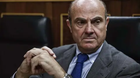 El ministro de Economía, Luis de Guindos, durante el pleno del Congreso El ministro de Economía, Luis de Guindos, durante el pleno del Congreso