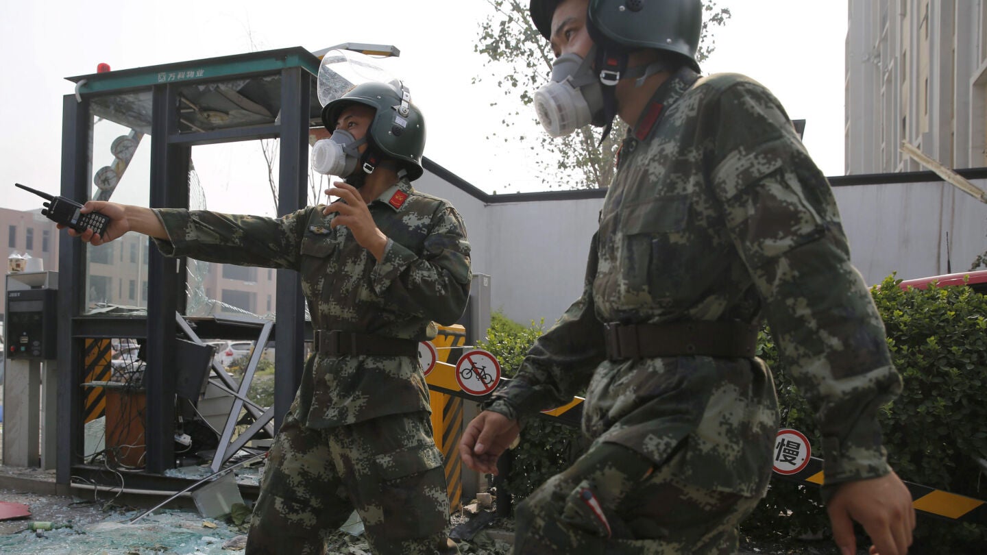 Polic&iacute;as chinos en los alrededores del lugar de la explosi&oacute;n en el puerto de Tianjin