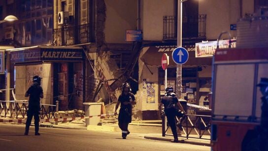 Los bomberos controlan la zona junto al n&uacute;mero 1 de la calle Amalia
