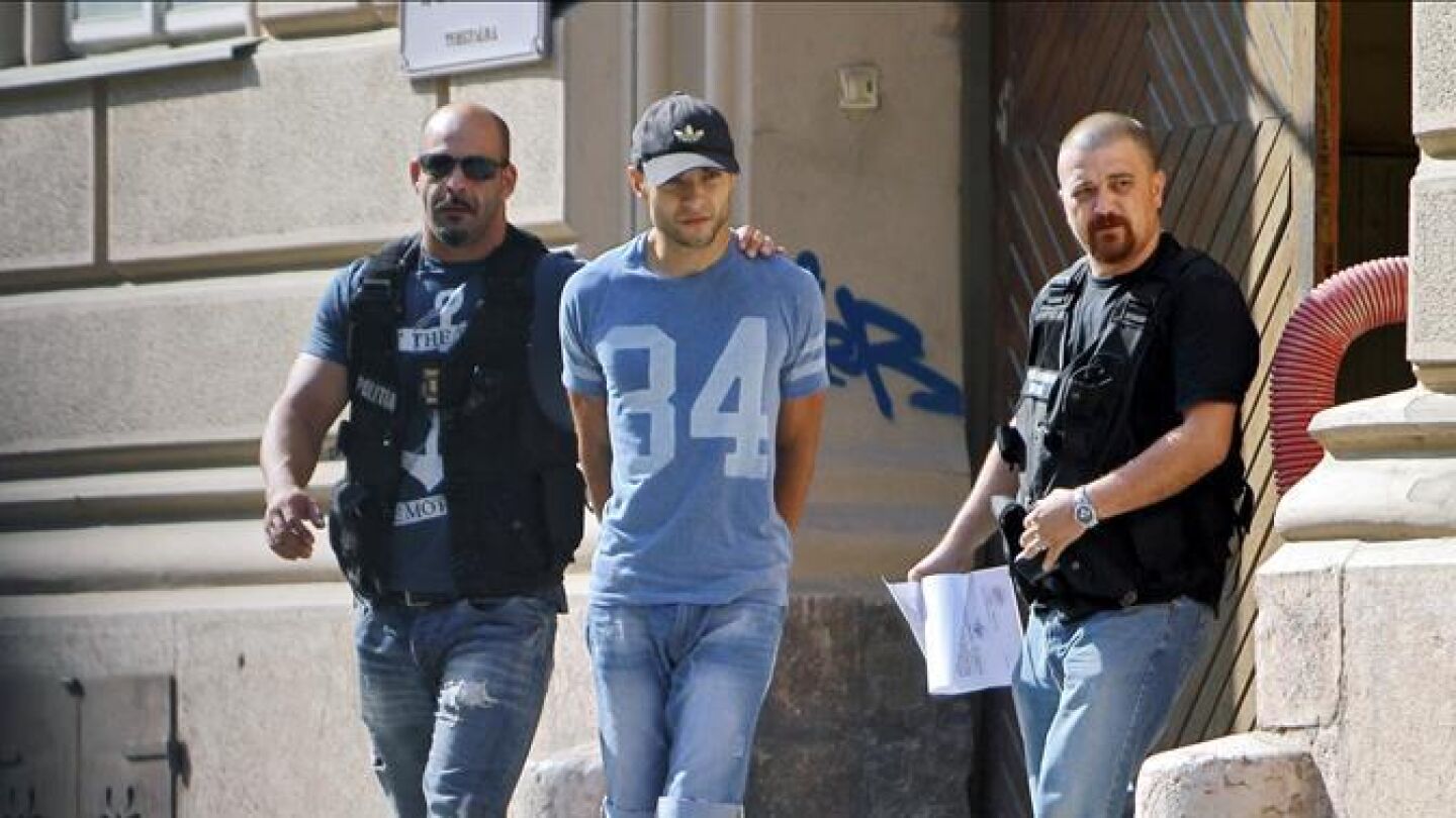 Sergio Morate con dos polic&iacute;as rumanos