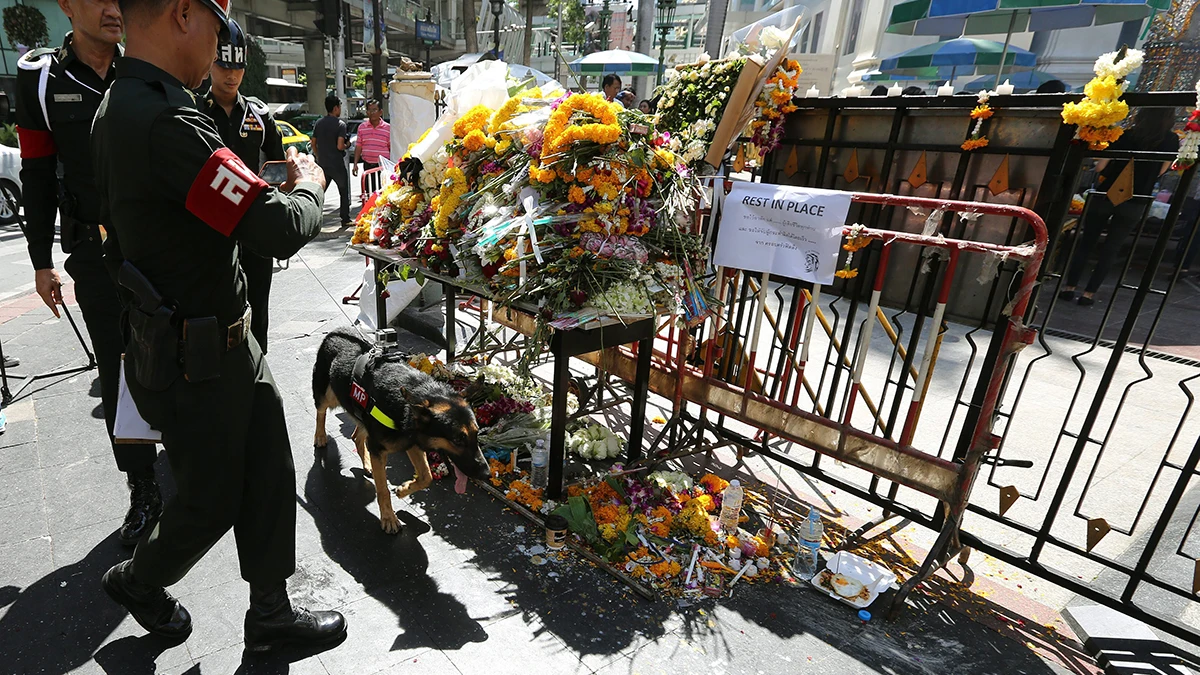 Un policía militar tailandés patrulla con el perro