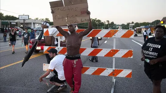 Un ciudadano negro protesta en Ferguson (Archivo) Un ciudadano negro protesta en Ferguson (Archivo)