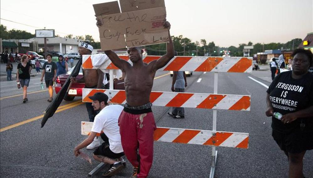 Un ciudadano negro protesta en Ferguson (Archivo)