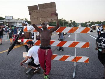 Un ciudadano negro protesta en Ferguson (Archivo) Un ciudadano negro protesta en Ferguson (Archivo)