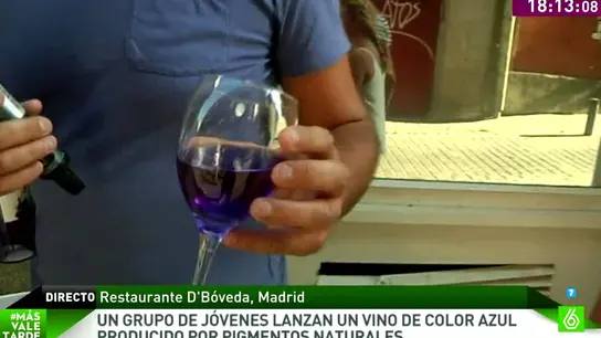 Un grupo de jóvenes lanzan un vino de color azul producido por pigmentos naturales Un grupo de jóvenes lanzan un vino de color azul producido por pigmentos naturales