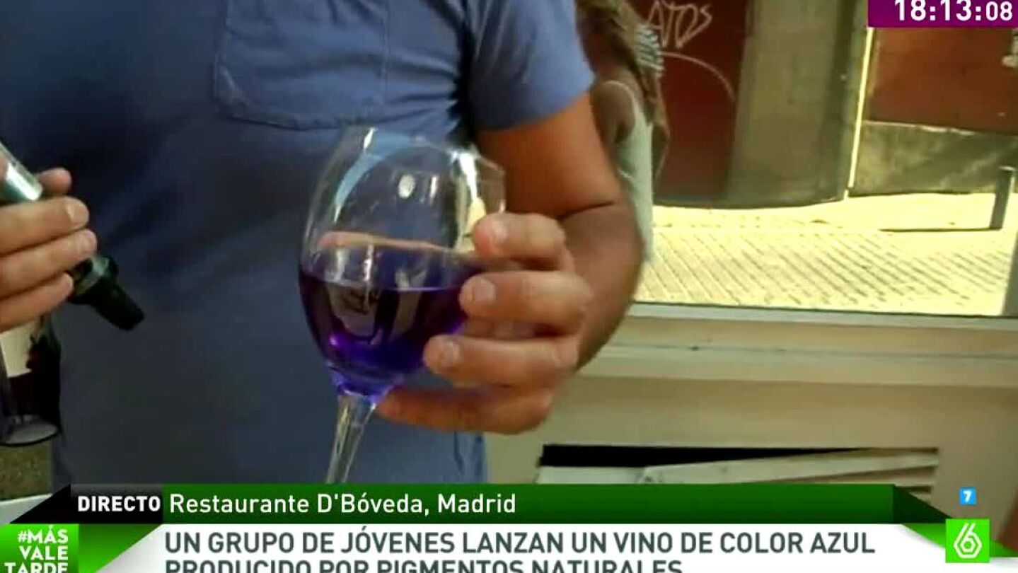 Un grupo de j&oacute;venes lanzan un vino de color azul producido por pigmentos naturales