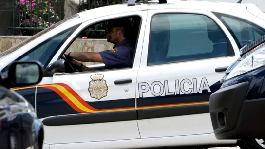 Coche de Policía circulando Coche de Policía circulando