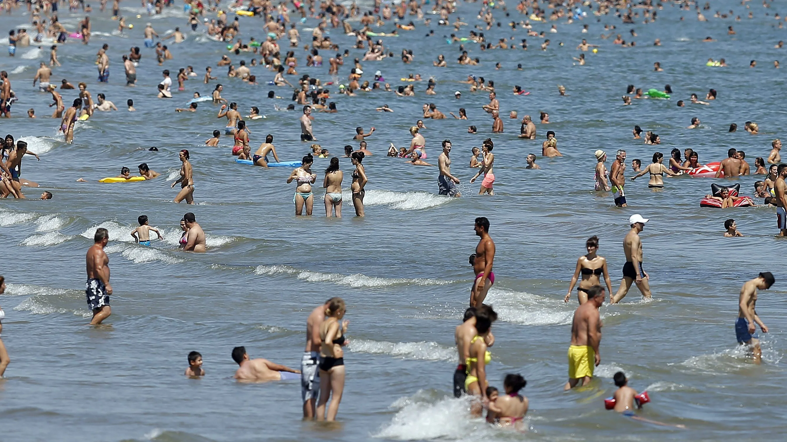 Una playa llena de gente