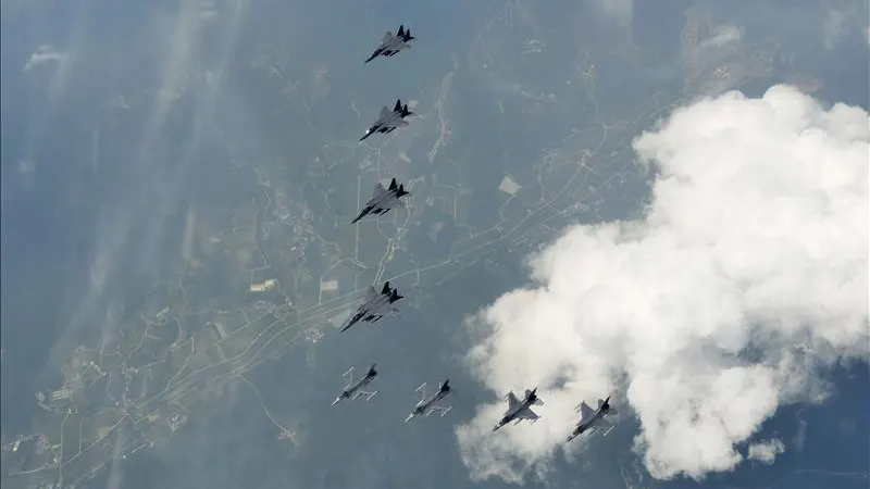 Aviones de combate surcoreanos y estadounidenses volando sobre Corea del Sur Aviones de combate surcoreanos y estadounidenses volando sobre Corea del Sur
