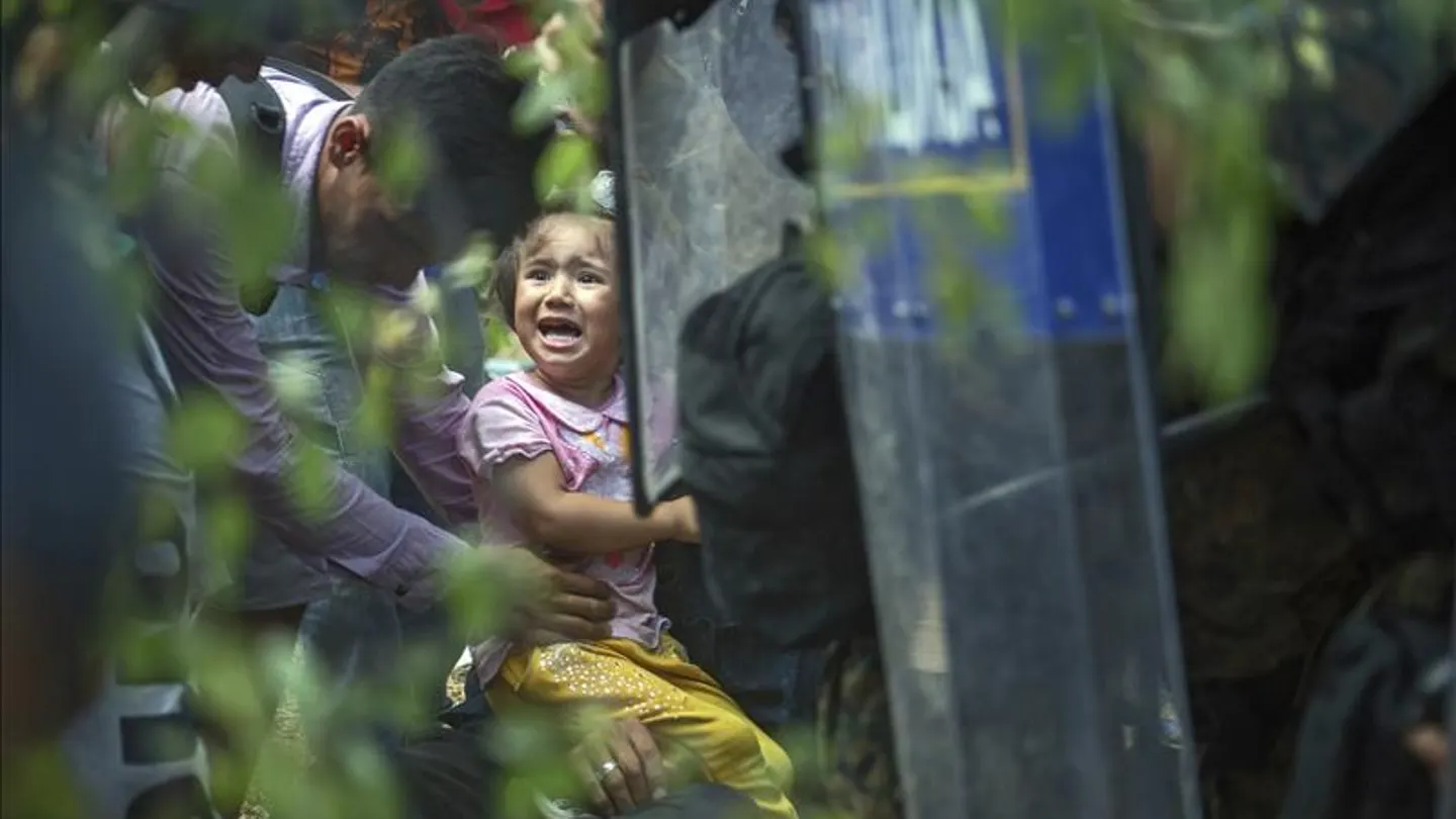 Una niña llora en la frontera de Macedonia con Serbia Una niña llora en la frontera de Macedonia con Serbia