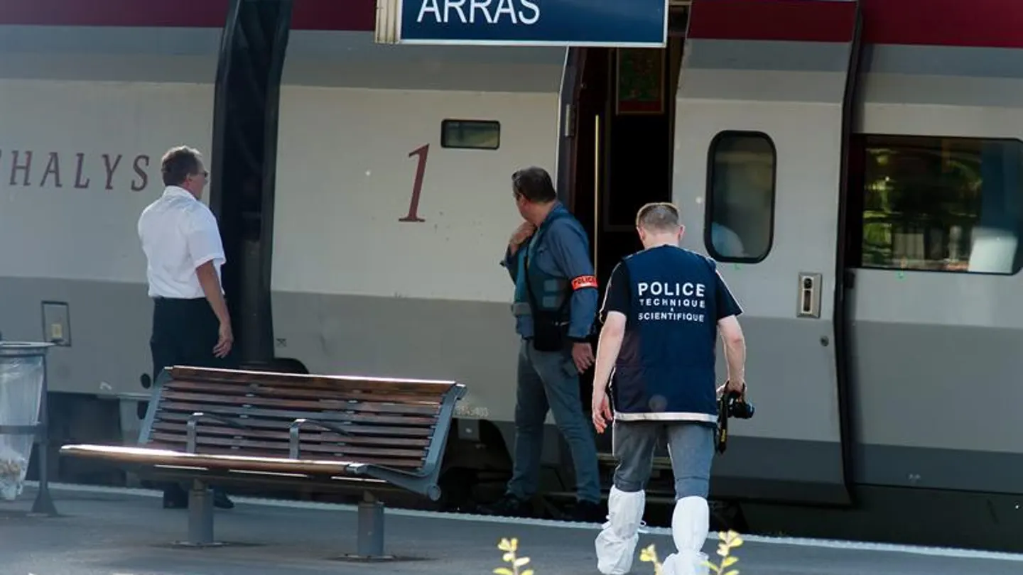 Imagen del tren Thalys Amsterdam-París en la estación de Arras Imagen del tren Thalys Amsterdam-París en la estación de Arras