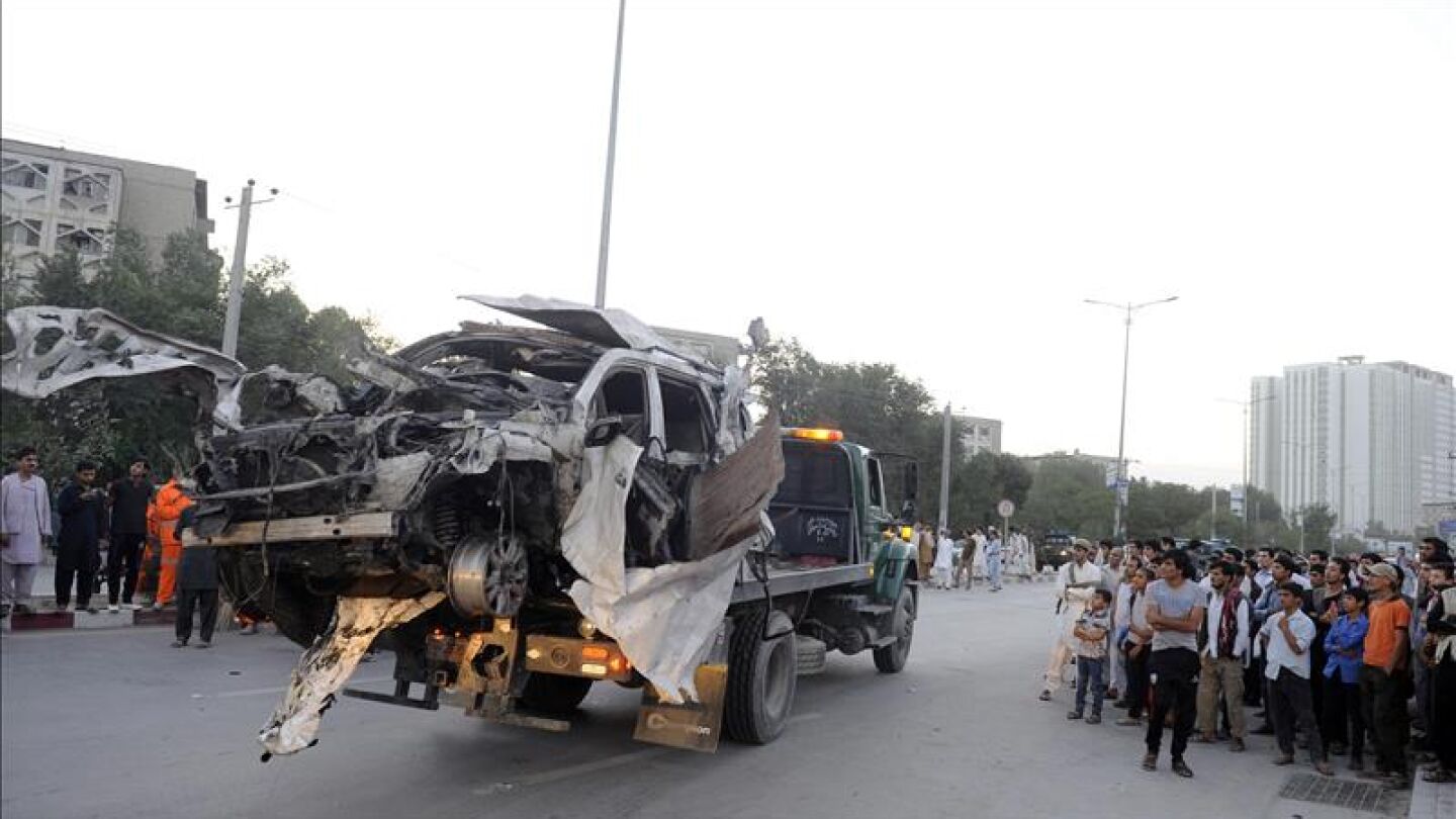 Imagen de un veh&iacute;culo da&ntilde;ado en Kabul, por un coche bomba