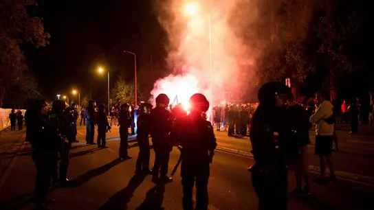 Policía tratan de asegurar una antigua ubicación de la tienda en Heidenau , Alemania Policía tratan de asegurar una antigua ubicación de la tienda en Heidenau , Alemania