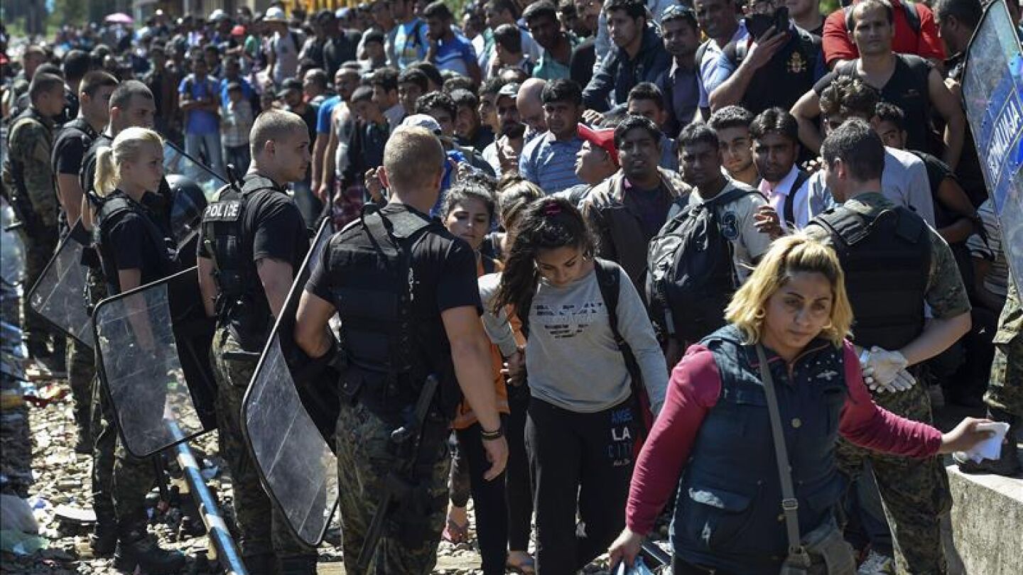 M&aacute;s de 6.000 refugiados cruzan en un d&iacute;a la frontera de Macedonia a Serbia