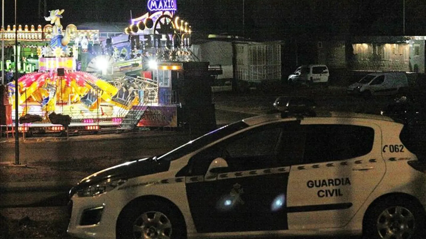 Agentes de la Guardia Civil acordonan la zona donde ha sido hallado el cadáver Agentes de la Guardia Civil acordonan la zona donde ha sido hallado el cadáver