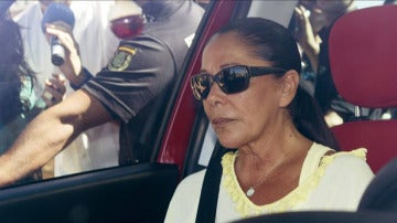 Isabel Pantoja en un vehículo