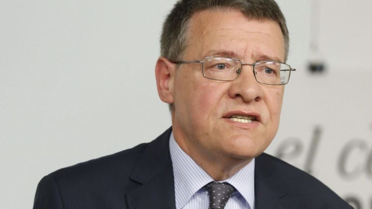 ¿Algo se mueve en el PSOE? El exministro Jordi Sevilla prepara un manifiesto para crear una alternativa a la "podemización" de Sánchez