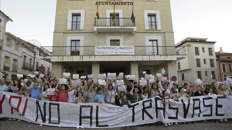 Los vecinos de Sacedón se manifiestan en contra del trasvase