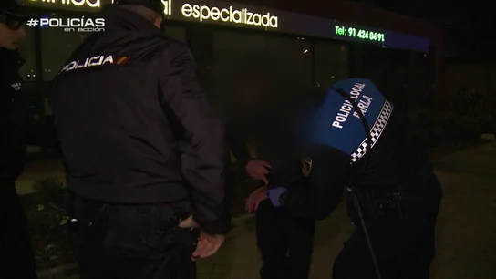Los agentes atienden a un joven que recibió una puñalada: "No es muy grande, es un pinchazo" Los agentes atienden a un joven que recibió una puñalada: "No es muy grande, es un pinchazo"