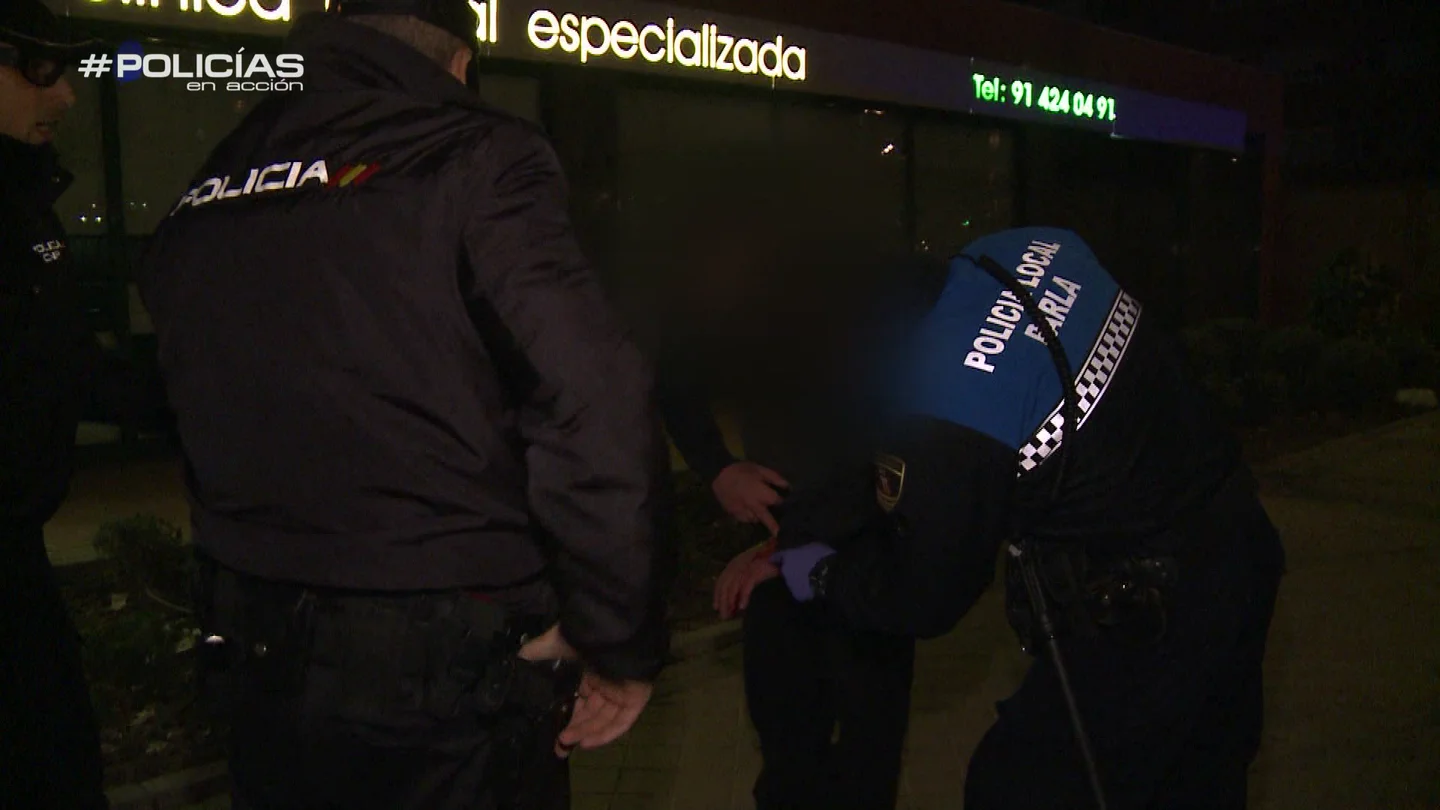 Los agentes atienden a un joven que recibió una puñalada: "No es muy grande, es un pinchazo" Los agentes atienden a un joven que recibió una puñalada: "No es muy grande, es un pinchazo"