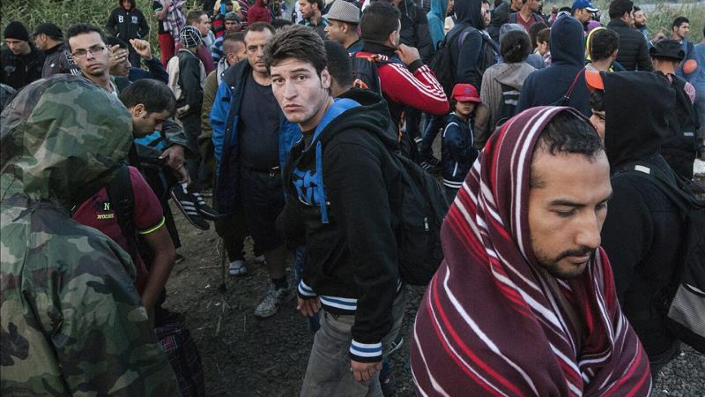 Miles de refugiados intentan cruzar Macedonia rumbo a Hungr&iacute;a