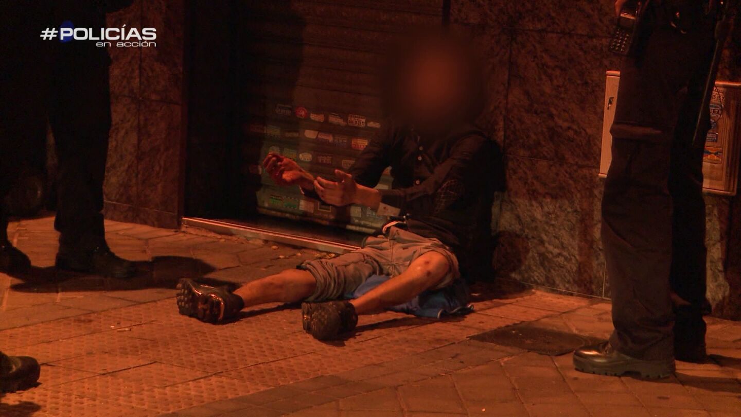 La Polic&iacute;a intenta controlar a un chico ebrio: "P&eacute;game t&uacute; porque eres mi madre, pero los agentes no"
