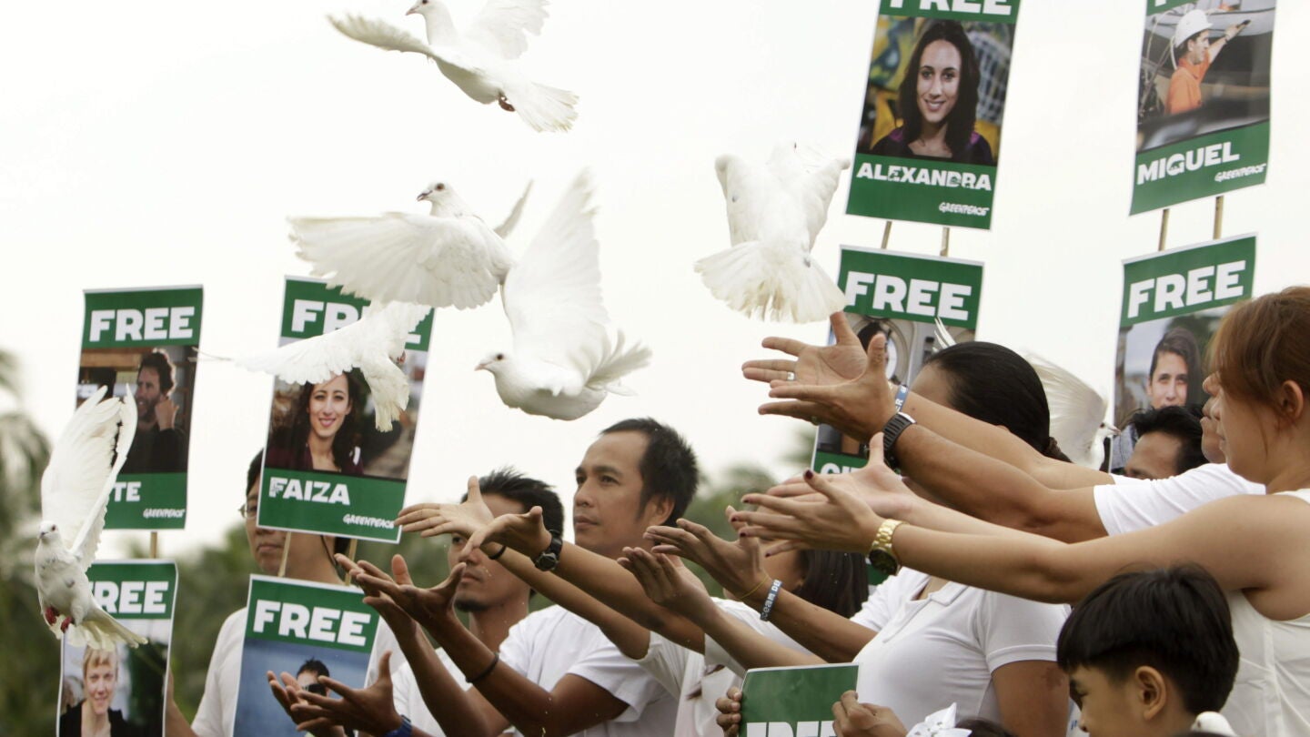 Activistas filipinos muestran su apoyo a Greenpeace