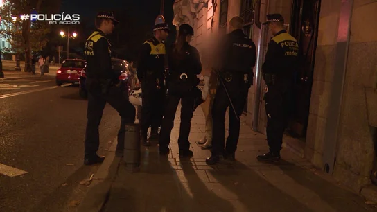 Los agentes tratan de arreglar los problemas de una pareja: "No me puedo ir a casa, quiero hablar con él" Los agentes tratan de arreglar los problemas de una pareja: "No me puedo ir a casa, quiero hablar con él"
